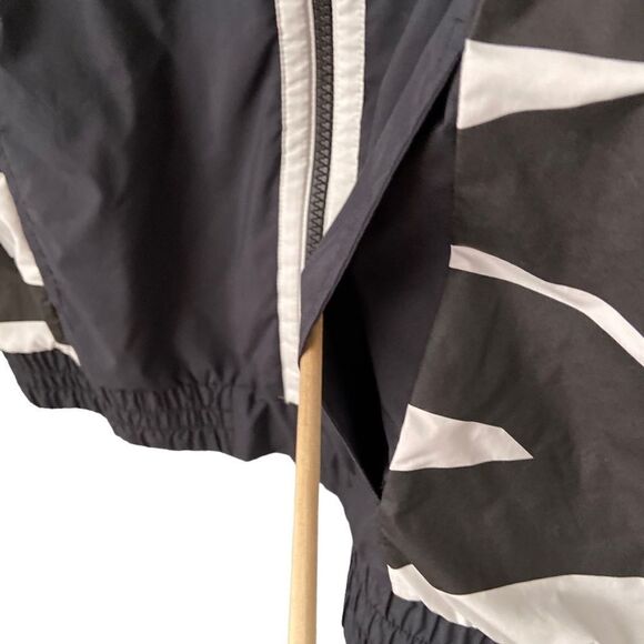 PINK Victoria's Secret Black Front Zip Windbreaker with Pockets in Size XS - Picture 4 of 5